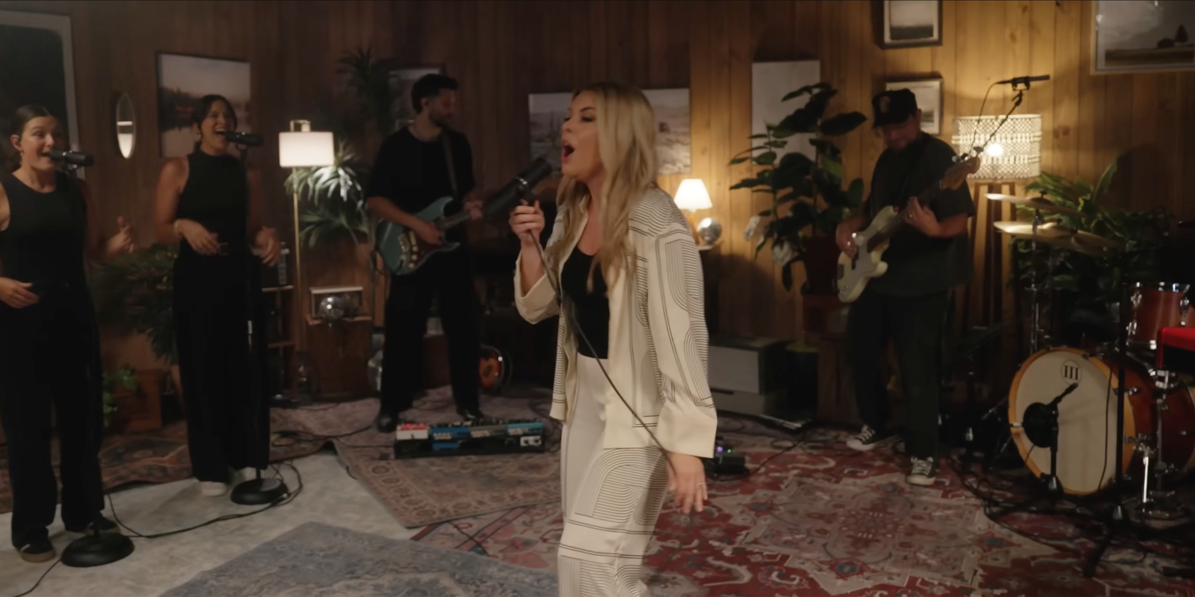 Load video: Video alt text